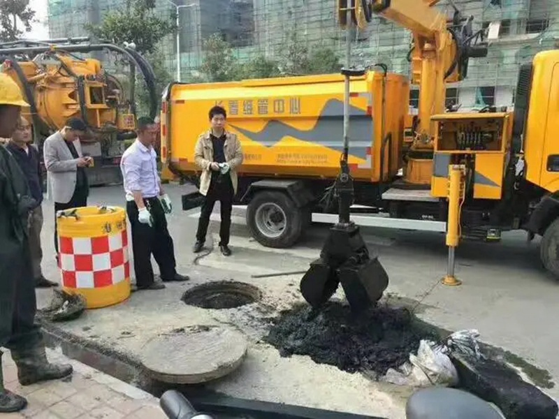邦溪镇街道：网格员化身“清道夫”，为民解忧疏通“堵心”化粪池