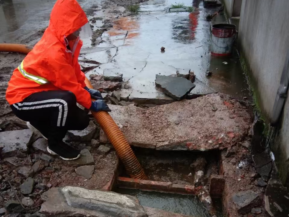 邦溪镇专业清理污水池 炜誉市政以规范流程守护城市 “肠道”